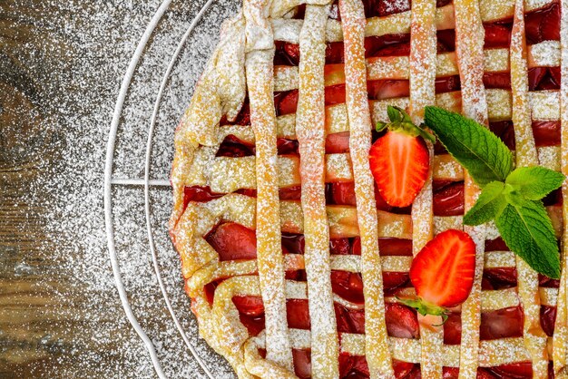 Visão aérea de uma torta de morango fresca com frutas vermelhas