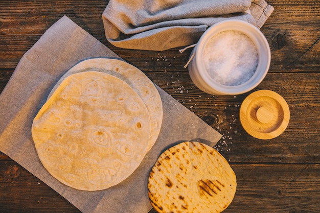 Foto visão aérea do delicioso trigo tortilla mexicana na mesa com pote de açúcar