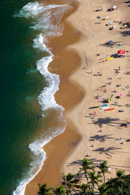 Foto visão aérea na praia de rio de janeiro, brasil