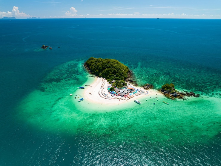 Foto visão aérea tirada por drone de uma pequena ilha incrível bela paisagem de praia de areia tropical na ilha de koh khai maew, em phang nga, na tailândia. uma pequena ilha incrível com muitos gatos que vivem em uma pequena ilha