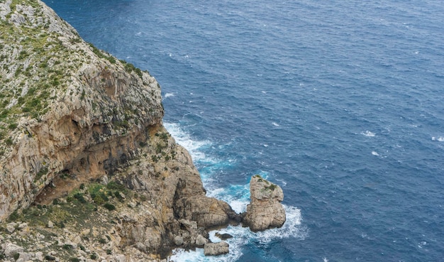Visão ampla do ponto de vista do Cabo Formentor com turistas turva e litoral em Maiorca