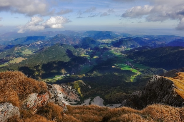 Visão ampla para uma paisagem montanhosa montanhosa e céu incrível durante caminhadas