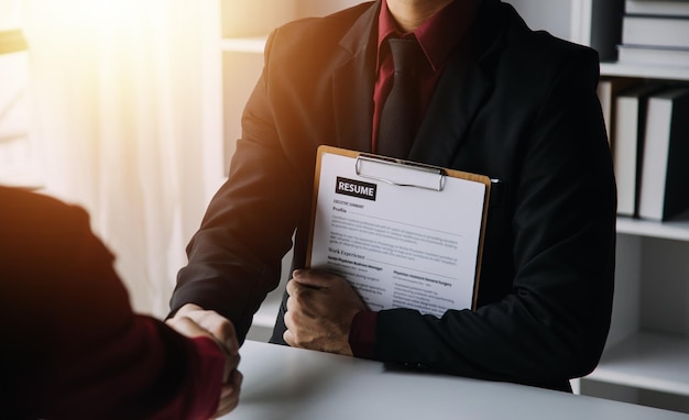 Visão aproximada da entrevista de emprego no escritório com foco em dicas de redação de currículo empregador revisando o bom cv do recrutador de candidato qualificado preparado considerando o gerente de RH do aplicativo tomando a decisão de contratação