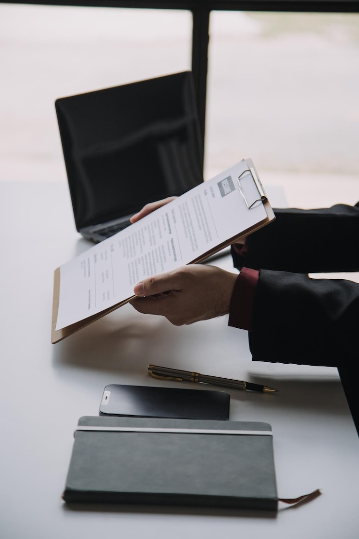 Foto visão aproximada da entrevista de emprego no escritório com foco em dicas de redação de currículo empregador revisando o bom cv do recrutador de candidato qualificado preparado considerando o gerente de rh do aplicativo tomando a decisão de contratação