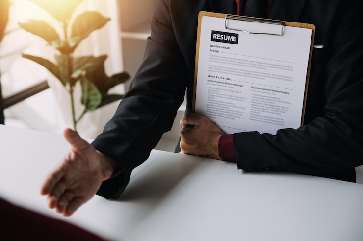 Foto visão aproximada da entrevista de emprego no escritório com foco em dicas de redação de currículo empregador revisando o bom cv do recrutador de candidato qualificado preparado considerando o gerente de rh do aplicativo tomando a decisão de contratação