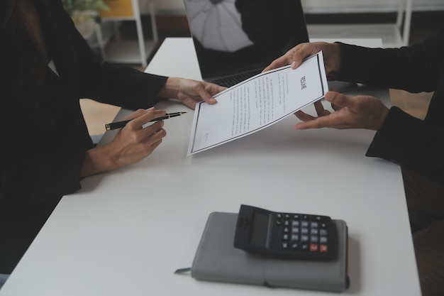 Visão aproximada da entrevista de emprego no escritório com foco em dicas de redação de currículo empregador revisando o bom cv do recrutador de candidato qualificado preparado considerando o gerente de RH do aplicativo tomando a decisão de contratação