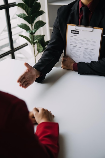 Visão aproximada da entrevista de emprego no escritório com foco em dicas de redação de currículo empregador revisando o bom cv do recrutador de candidato qualificado preparado considerando o gerente de RH do aplicativo tomando a decisão de contratação