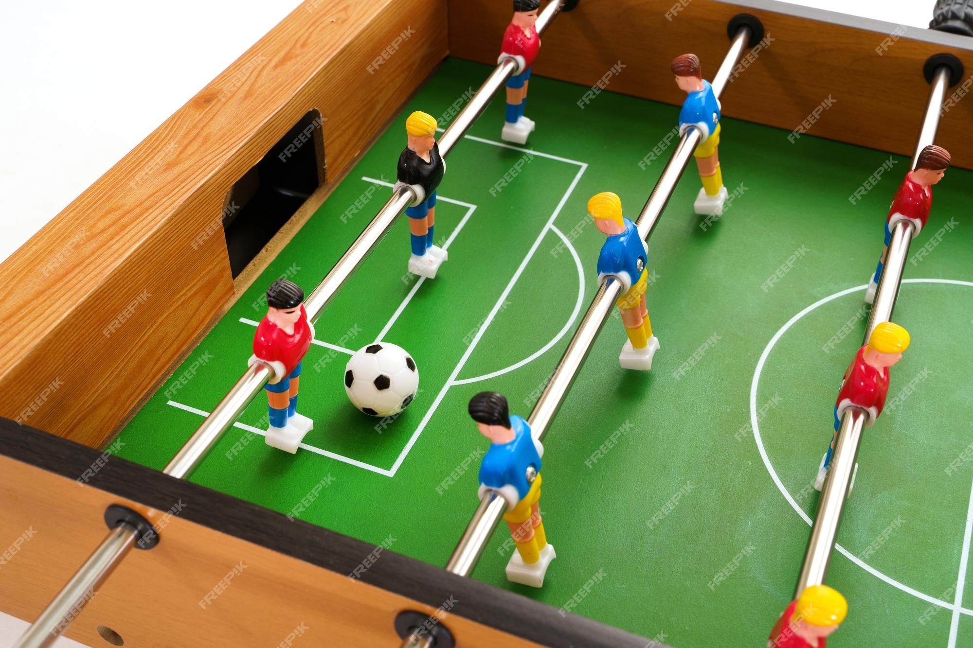 Visão aproximada de um jogo de futebol de mesa em andamento