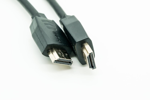 Visão aproximada dos cabos HDMI em um fundo branco