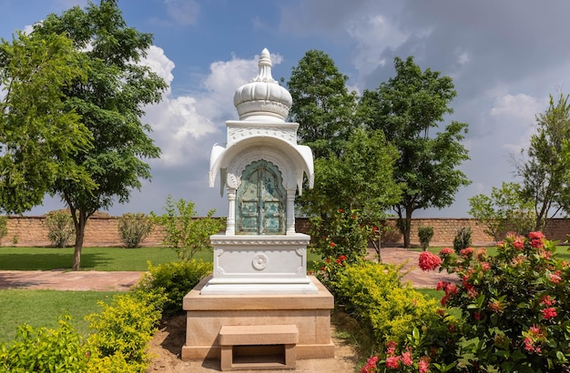Foto visão arquitetônica de jaswant thada cenotaph feito com mármore branco em jodhpur construído em 1899