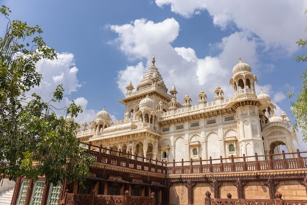 Visão arquitetônica de jaswant thada cenotaph feito com mármore branco em jodhpur construído em 1899