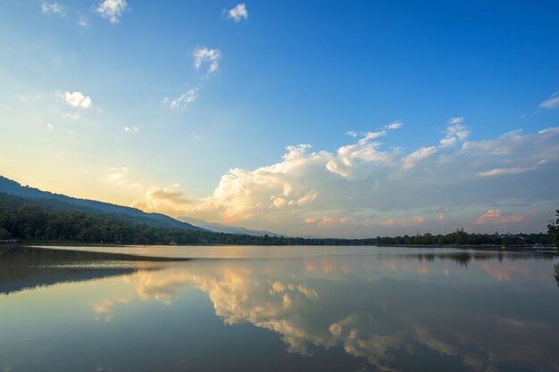 Visão cênica, de, a, reservatório, huay, tueng, tao, com, alcance montanha, floresta, em, noite, pôr do sol