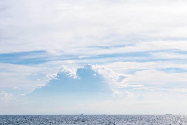 Visão cênica, de, nuvem, em, céu azul, acima, mar