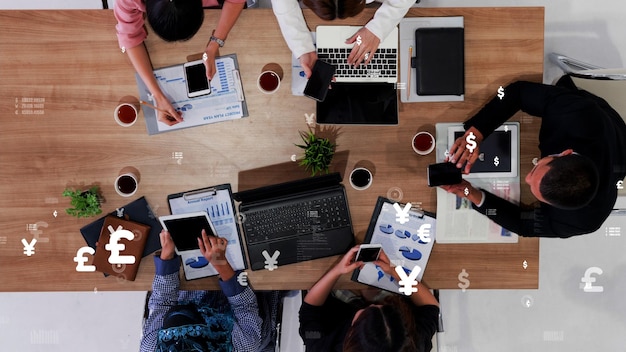 Visão conceitual de empresários na reunião de equipe corporativa