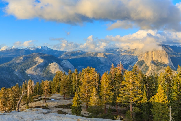 Visão de abertura do Sentinel Dome no Parque Nacional de Yosemite Estados Unidos