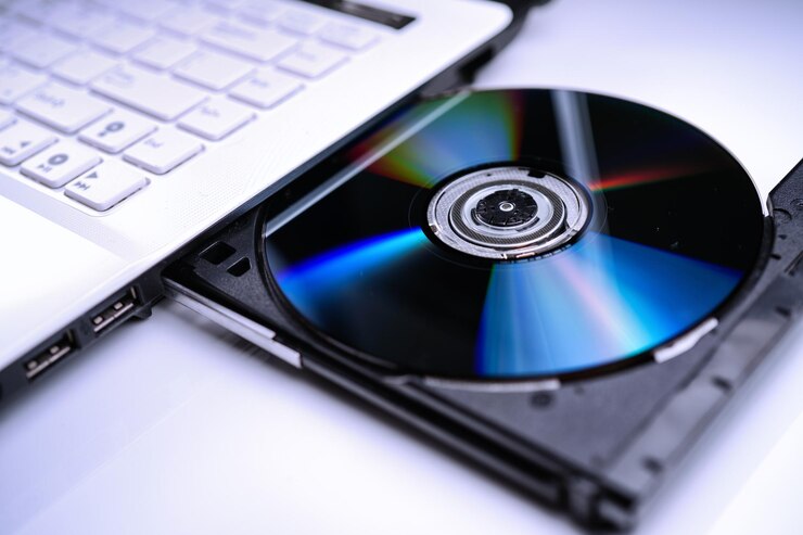 Foto visão de alto ângulo de disco compacto em leitor de cd portátil