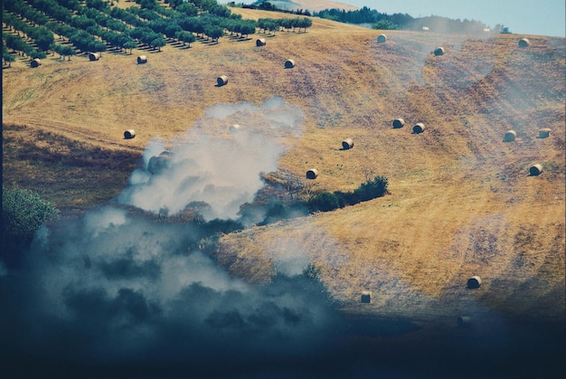 Foto visão de alto ângulo de exposição dupla da terra através de nuvens surrealismo