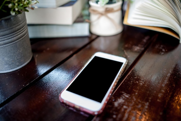 Visão de alto ângulo de telefone inteligente na mesa