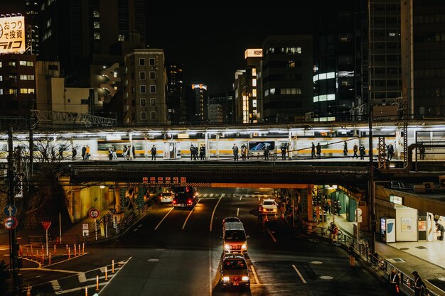 Foto visão de alto ângulo de veículos na estrada à noite