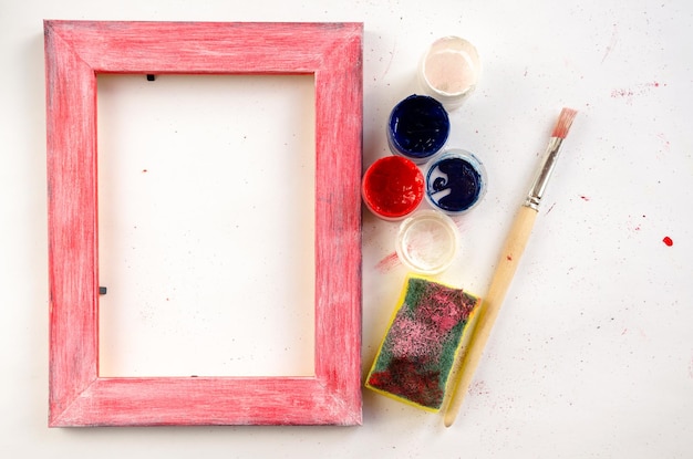 Foto visão de ângulo alto do quadro e das cores na mesa