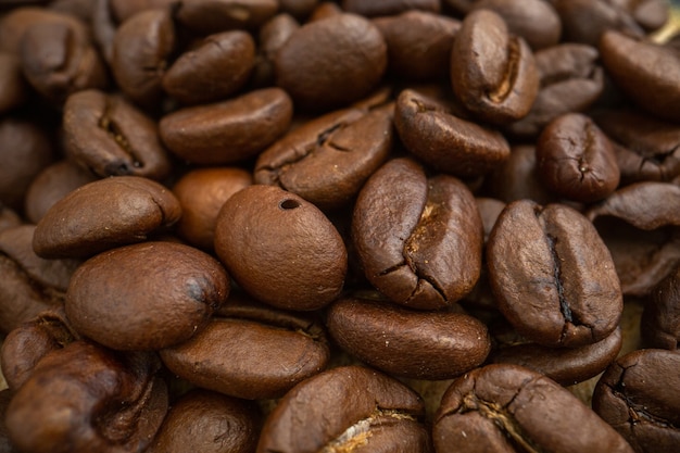 visão de close-up de grãos de café torrados em fundo escuro