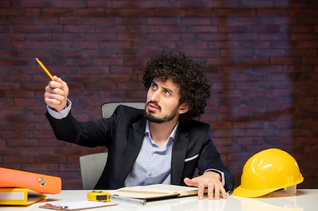 visão de close-up engenheiro masculino sentado atrás do local de trabalho em terno empreiteiro trabalho negócios construtor corporativo agenda trabalho