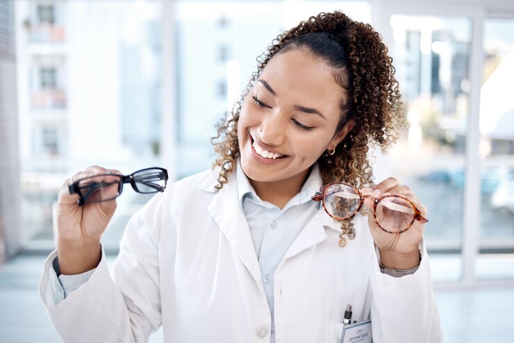 Foto visão de cuidados com os olhos e escolha de óculos para mulheres e cuidados de saúde optometrista para olhos com médico e sorriso lente de prescrição armação de design diferente e decisão de óculos seguro de saúde e optometria