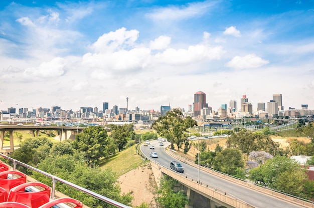 Visão de grande angular do horizonte de Joanesburgo das rodovias