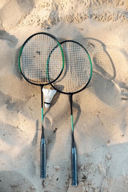 Foto visão de perto raquetes de badminton shuttlecock