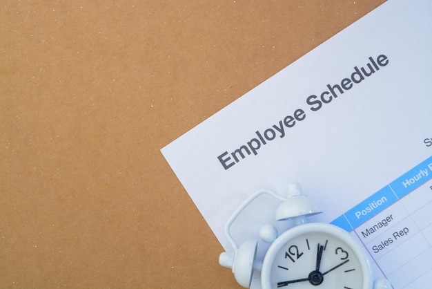 Visão de um papel de folha de agendamento de funcionários com um conceito de gerenciamento de tempo para pessoal e trabalho de mão de obra