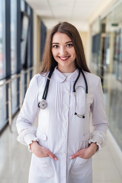 Visão de uma trabalhadora médica sorrindo para a câmera Conceito de retrato de mulher