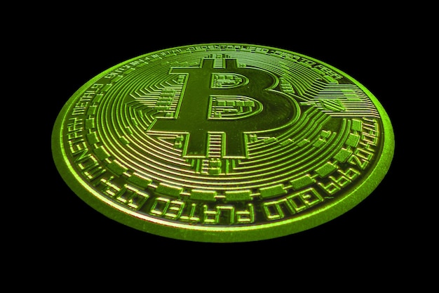 Visão distorcida de bitcoin único verde da moeda criptográfica durante o mercado em ascensão nas costas pretas