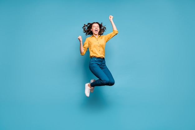 Visão do tamanho do corpo de corpo inteiro de bela atraente sonhadora radiante alegre alegre alegre menina de cabelos ondulados pulando se divertindo, bom dia.