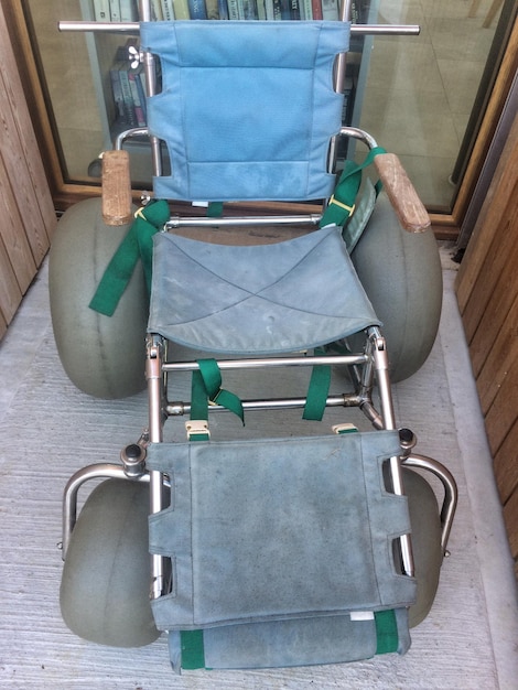 Foto visão em alto ângulo da cadeira de rodas