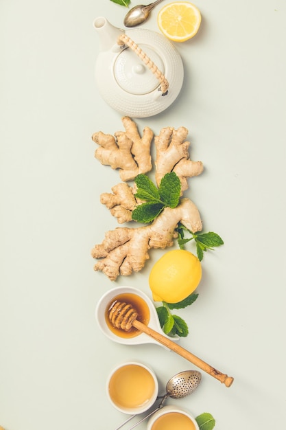 Visão em alto ângulo de ingredientes em fundo branco