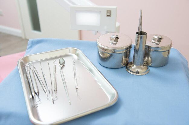 Visão em alto ângulo do equipamento dentário sobre a mesa