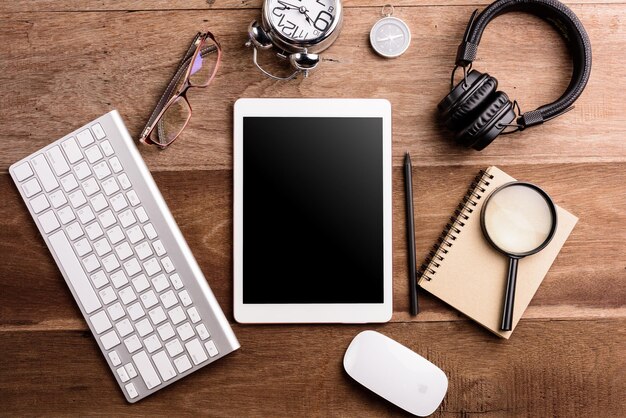 Foto visão em alto ângulo do teclado e do tablet na mesa