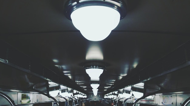Foto visão em baixo ângulo do equipamento de iluminação iluminado no comboio