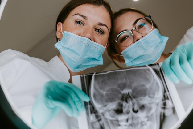 Foto visão em primeira pessoa médico dentista profissional olha para imagem de raio-x da mandíbula do paciente