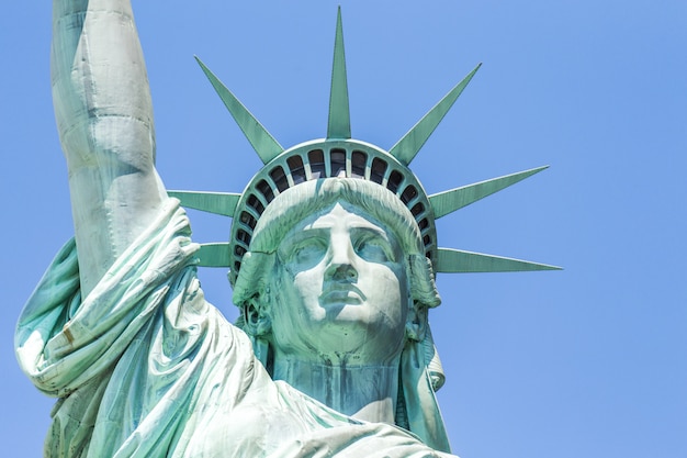 Visão estreita da estátua da liberdade sobre o céu azul