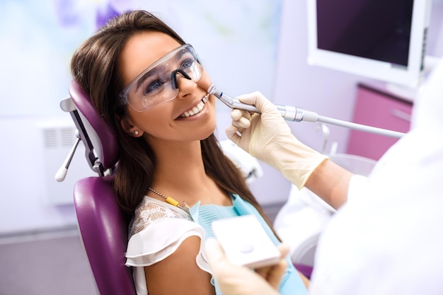 Visão geral da prevenção da cárie dentária Cadeira de dentista feminina durante um procedimento odontológico. Sorriso Saudável.