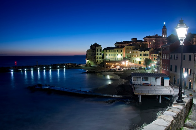 Visão geral de Bogliasco iluminado