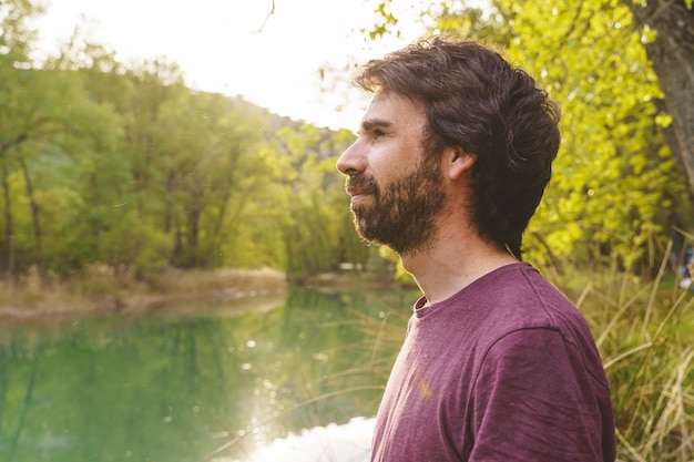 Visão horizontal de homem de meia-idade, caucasiano, de férias, olhando para um espaço aberto da natureza, viajando pela Espanha. Conceito de viagens ao ar livre e férias em cidades europeias.