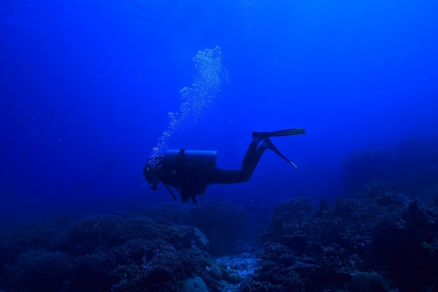 visão incomum subaquática de mergulhador, profundidade de conceito, mergulho no mar