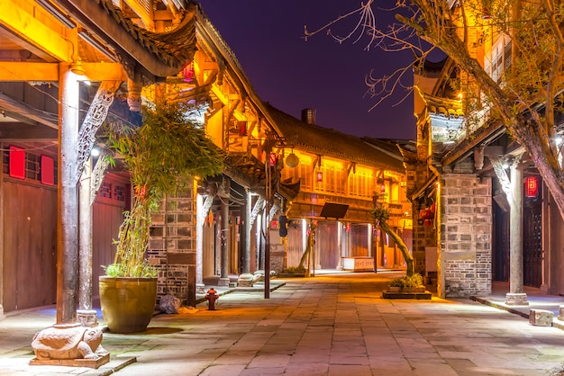 Visão noturna da antiga cidade de huanglongxi em chengdu
