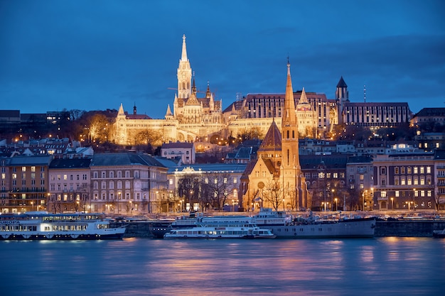 Visão noturna da área de Buda de Pest em Budapeste (Hungria)