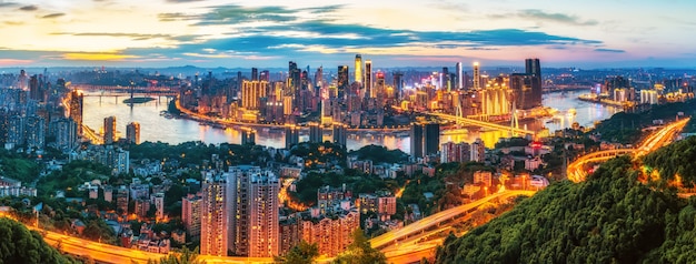 Visão noturna da arquitetura de Chongqing e horizonte urbano