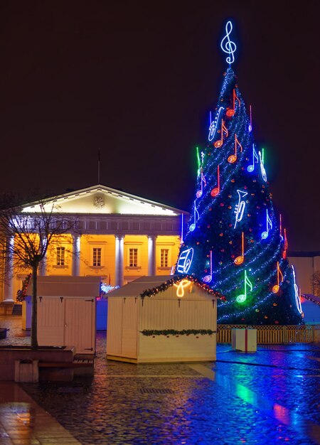 Visão noturna da árvore de Natal na Praça da Câmara Municipal em Vilnius, Lituânia