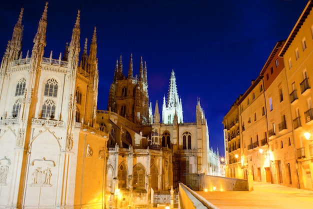 Visão noturna da catedral de burgos