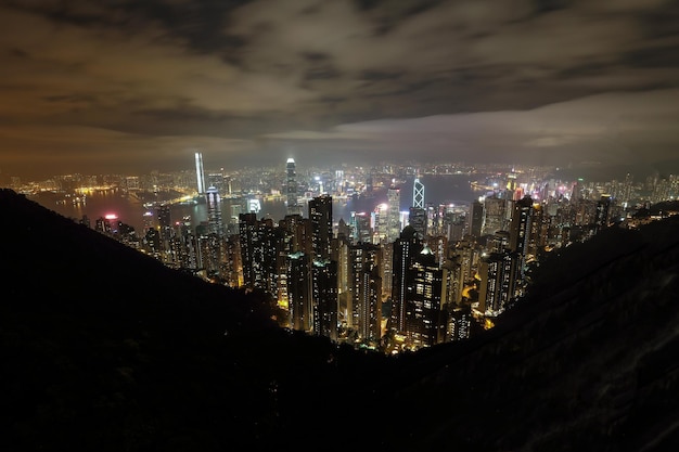 Visão noturna da cidade de Hong Kong em Victoria Peak